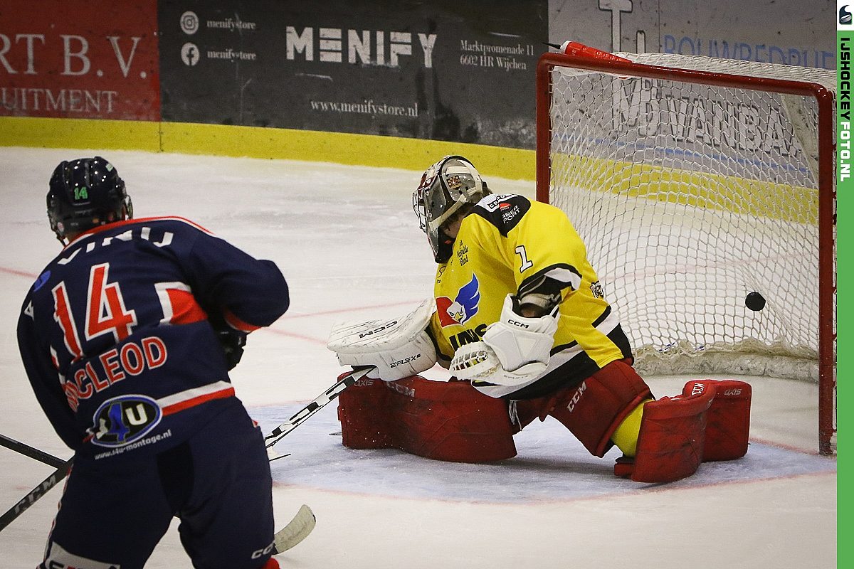 Aaron McLeod scoort namens Nijmegen in het Eredivisie-duel tegen Heerenveen