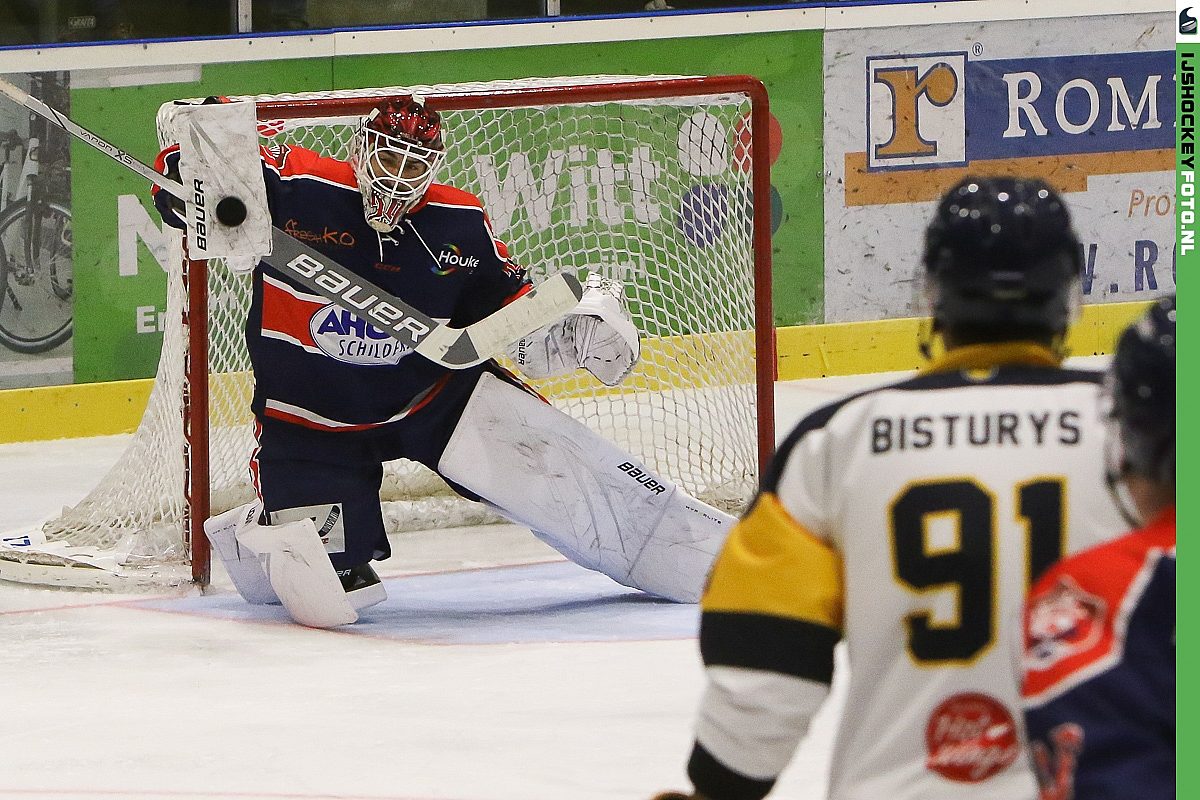 Tomislav Hrelja maakt een save in het duel tussen Nijmegen en Zoetermeer op vrijdag 3 november