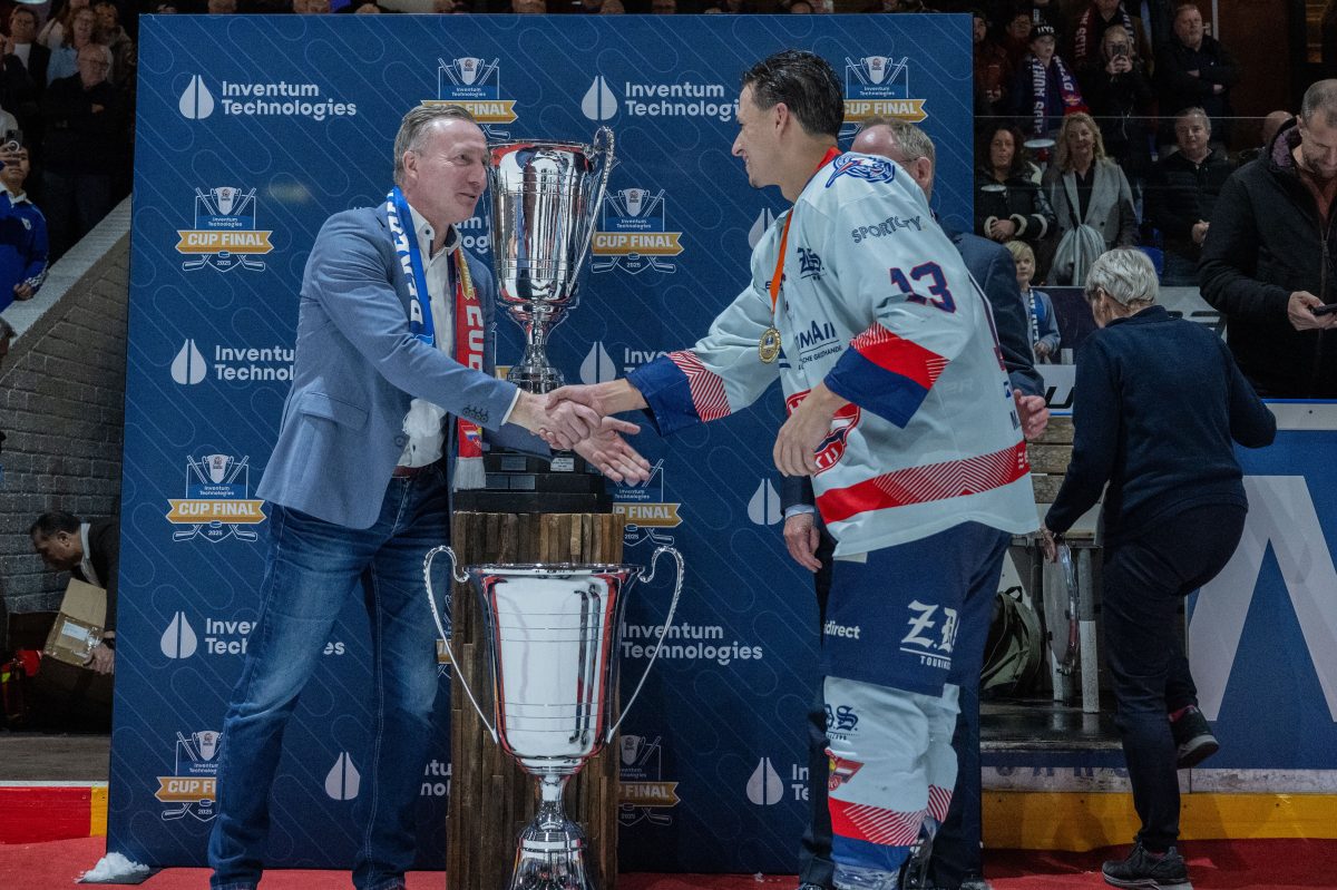 Captain Raymond van der Schuit van Hijs Hokij Den Haag neemt de felicitaties na de winst in de Inventum Technologies Cupfinal in ontvangst.