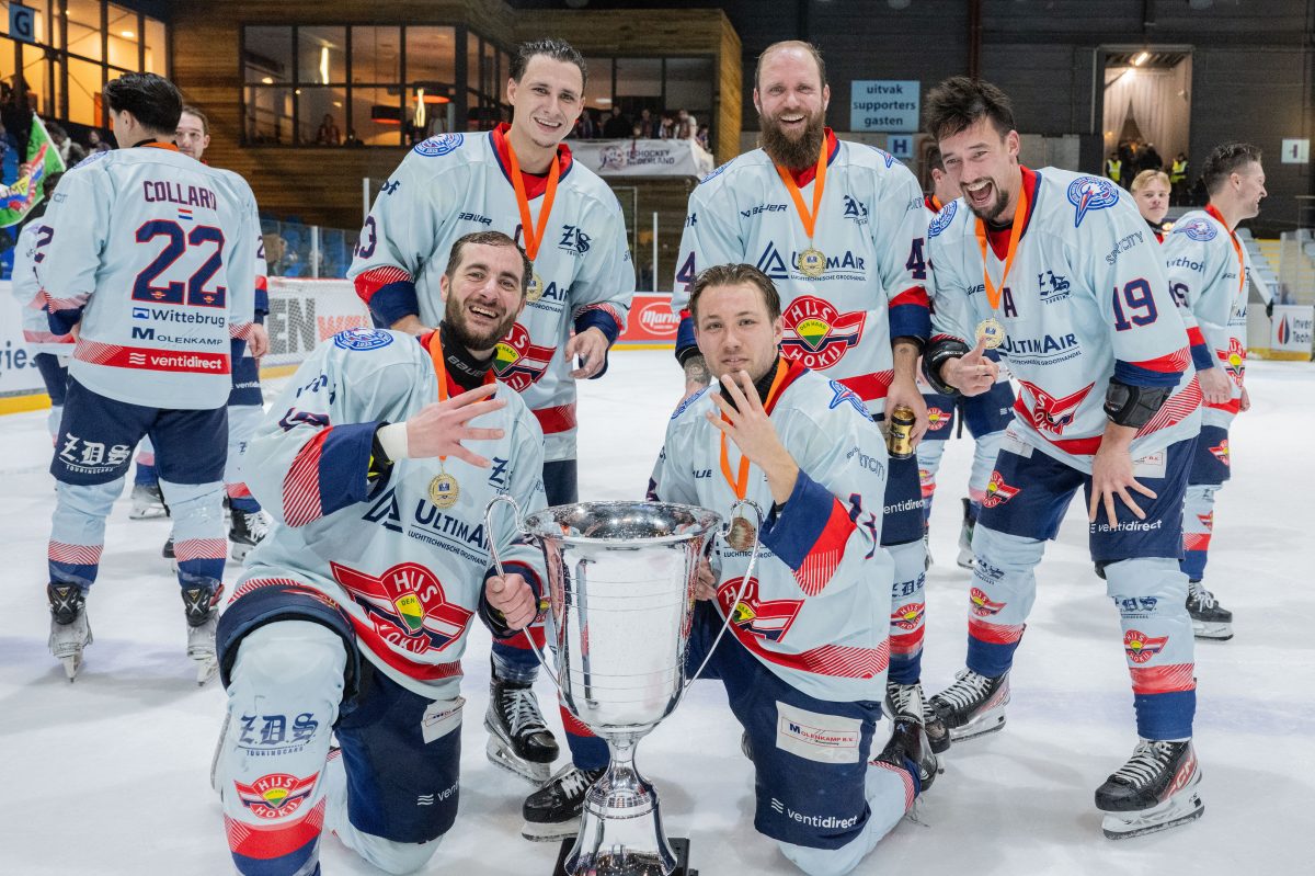 Spelers van Den Haag poseren met de beker na de winst in de Inventum Technologies Cupfinal.