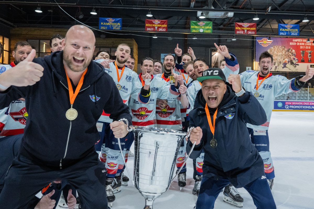 Niet alleen de spelers winnen de beker, ook voor iedereen om het team is het feest.