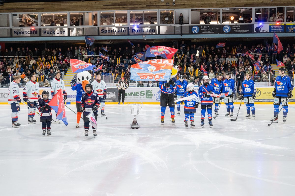 De beker, de mascottes en de spelers voorafgaand aan de Inventum Technologies Cupfinal 2025 in Den Haag.