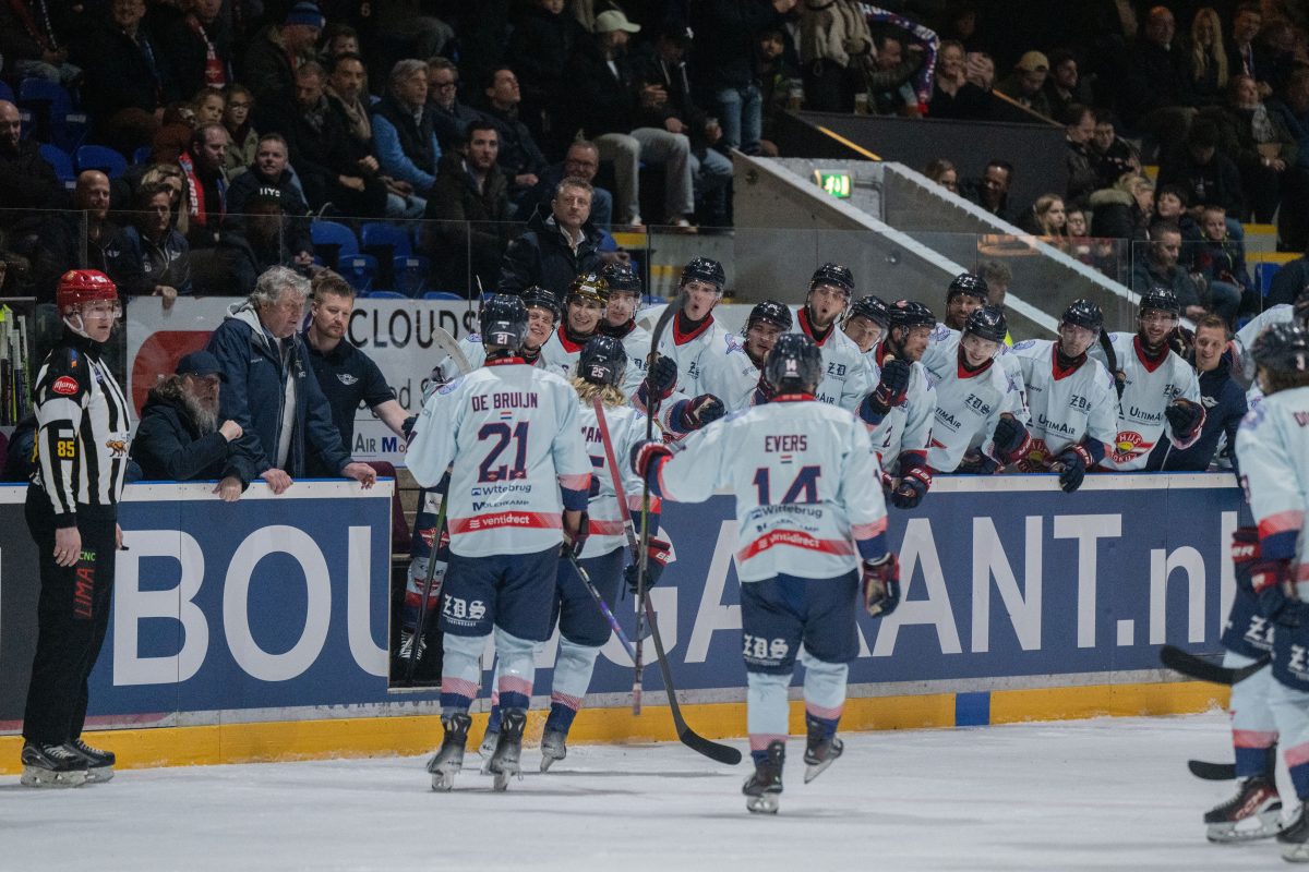 Maar Den Haag opent de score en viert het doelpunt.