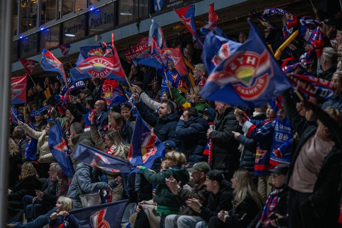 De Haagse fans vieren het feit dat hun ploeg op voorsprong komt in de Inventum Technologies Cupfinal.