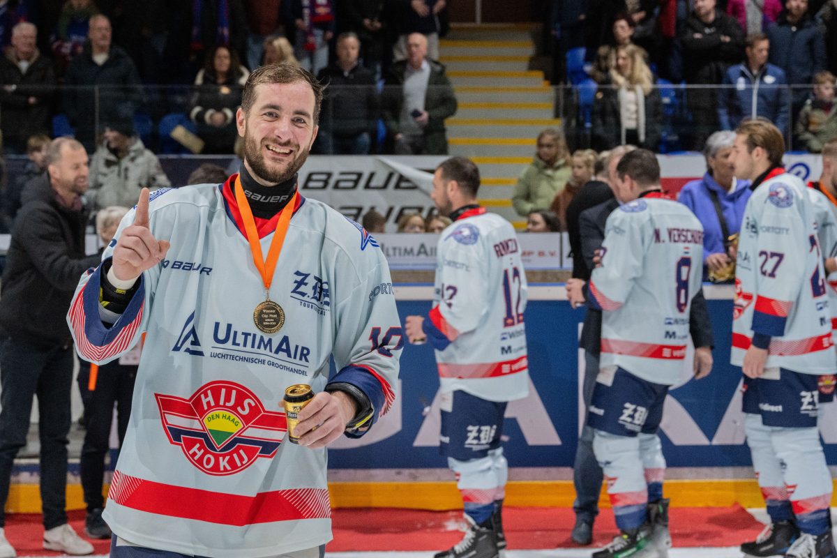 Mike van Oeveren van UltimAir Hijs Hokij Den Haag heeft de medaille die hoort bij de bekerwinst in ontvangst genomen.