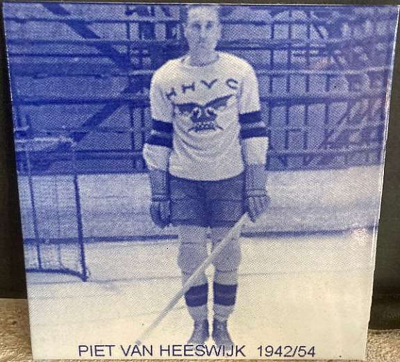 Elfstedentocht tegel van Piet van Heeswijk. Hij voltooide in ijshockeytenue en op ijshockeyschaatsen de Elfstedentochten van 1942 en 1954