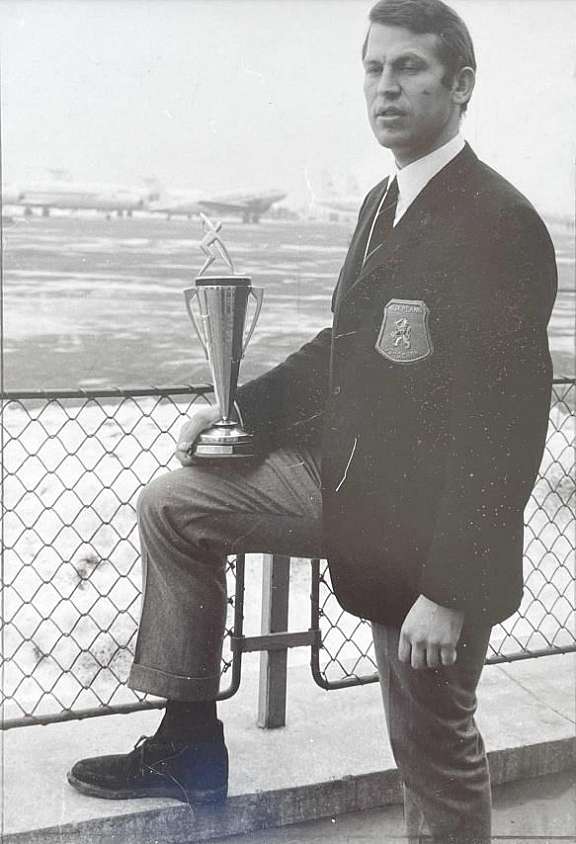 Wil van Dommelen met de trofee die hij tijdens het WK in Galati ontving als de beste verdediger van het toernooi