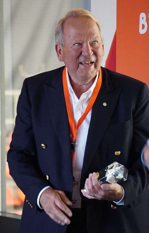 Wil van Dommelen  neemt het kristallen object in ontvangst