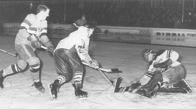 Wil van Dommelen (links) in de met 0-8 verloren interland tegen Denemarken (5-2-1965)