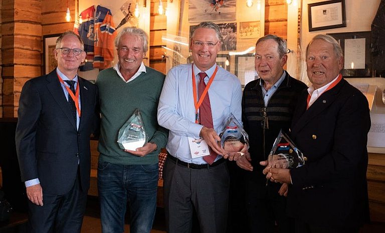 Tweeede van links Maarten van Heeswijk (voor zijn vader Piet), vierde van links George Peternousek, vijfde van links Wil van Dommelen;  geheel links Jan Hopstaken (voorzitter IJshockey Nederland) en midden Antoine Geesink (Verkiezingscommissie HHoF)