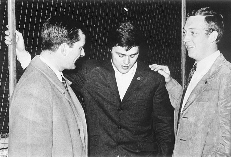 Tilburg Trappers secretaris Jacques Herijgers met de gevluchte Tsjechoslowaakse spelers Vaclav Tuma en rechts Jiri Petrnousek (George Peternousek) (November 1968).
