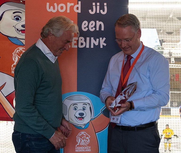 Zoon Maarten neemt het kristallen object in ontvangst voor zijn vader Piet van Heeswijk