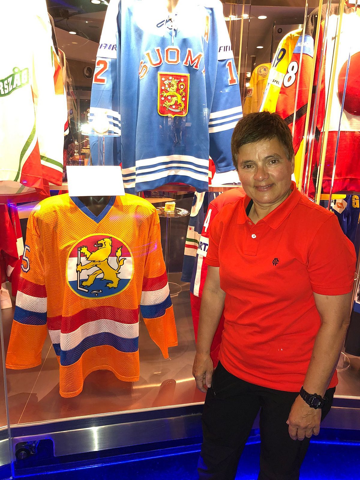 Marion Pepels naast haar shirt in de Hockey Hall of Fame, Toronto, Canada