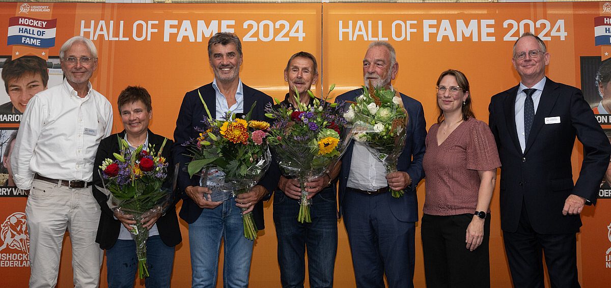 De vier nieuwe leden van de Hockey Hall of Fame 2024 - v.l.n.r. Jan Janssen, de leden: Marion Pepels, Ron Berteling, Larry van Wieren en Fred Frehé (namens Sjoerd Feenstra), Myrthe Martens en Jan Hopstaken