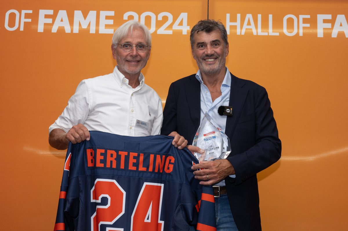 Ron Berteling neemt de Hockey Hall of Fame bokaal en - shirt in ontvangst van verkiezingscommissielid Jan Janssen