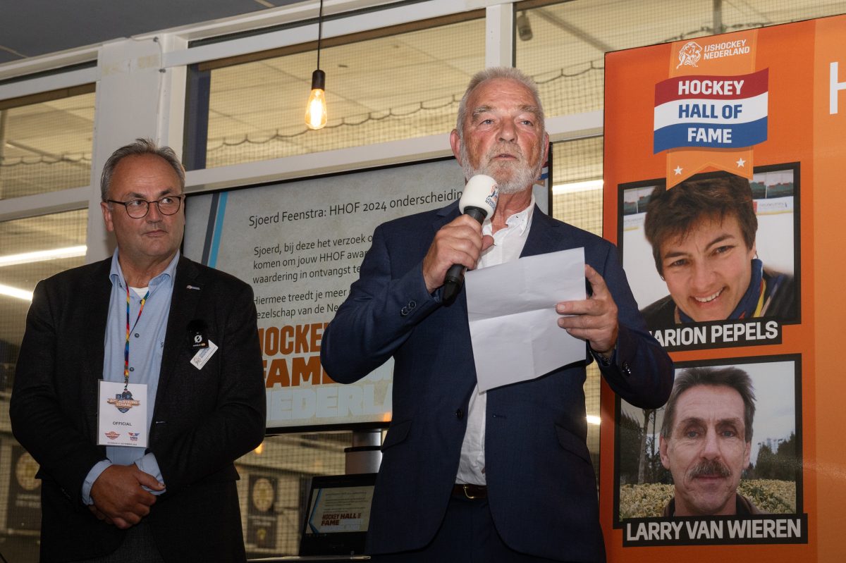 Fred Frehé (rechts) spreekt, namens Sjoerd Feenstra, een speech uit tijdens de lidmaatschapsceremonie van de Hockey Hall of Fame; links Danny Micola von Fürstenrecht, vice-voorzitter van IJshockey Nederland