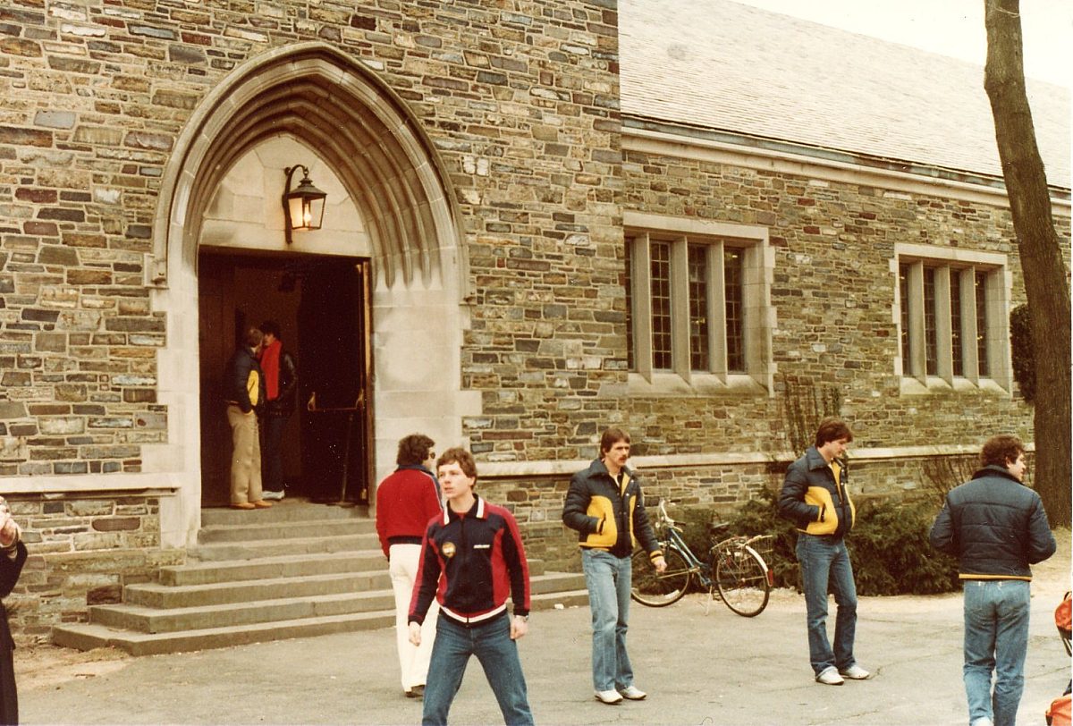 Larry van Wieren (midden met geel jack) op de campus van Princeton University vlak voor de Olympische Spelen