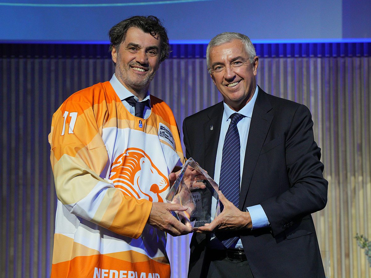Ron Berteling ontvangt uit handen van IIHF president Luc Tardif de bokaal behorende bij de Richard 'Bibi' Torriani Award 2022
