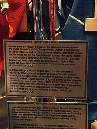 De plaquette bij de handschoenen van Marion Pepels in de Hockey Hall of Fame, Toronto