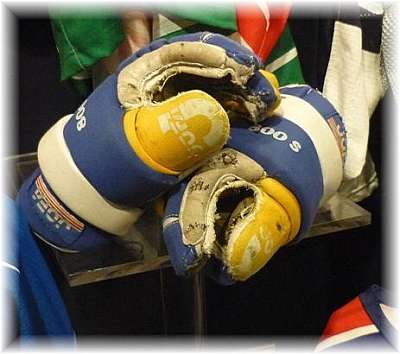 De handschoenen van Marion Pepels in de Hockey Hall of Fame, Toronto