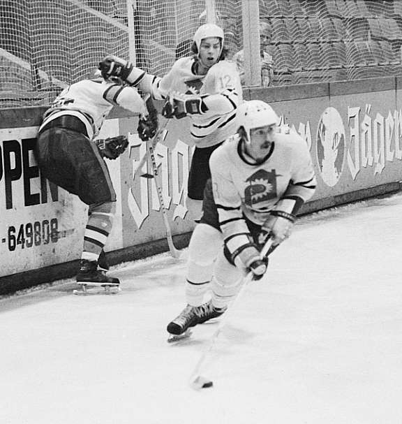 Larry van Wieren voert de puck voor Feenstra Flyers Heerenveen in Den Haag tegen HIJS 14 januari 1981