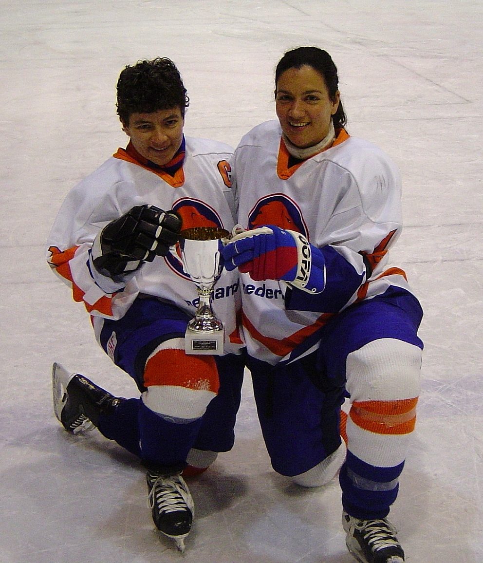 Marion Pepels (links) met naast haar haar zus Irene Pepels; WK Italië 2004