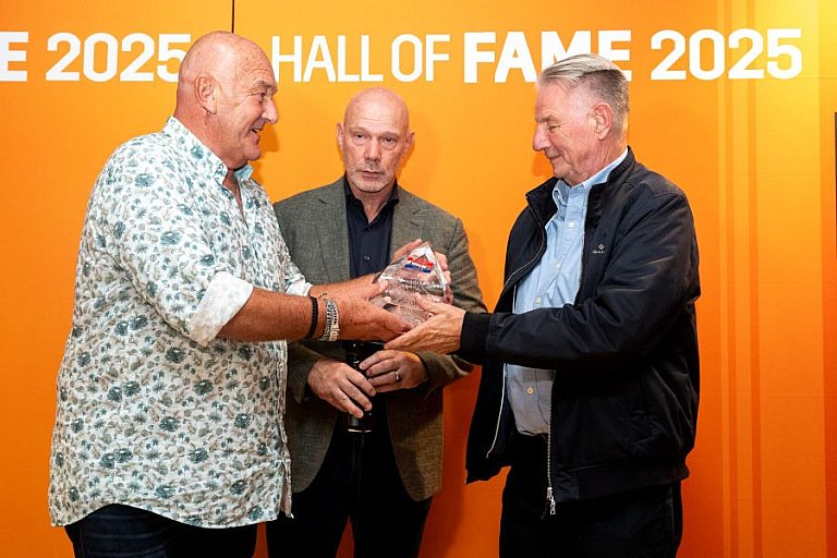 Gerry Göbel (rechts) krijgt de Kristallen Bokaal overhandigd door Klaas van den Broek - Midden: Verkiezingscommissielid Nederlandse HHoF Geoffrey del Monte Lyon