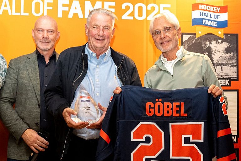 Gerry Göbel geflankeerd door de HHoF verkiezingscommissieleden Jan Janssen (rechts) en Geoffrey del Monte Lyon (links)