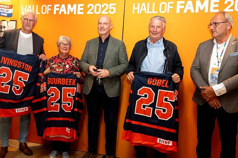 V.l.n.r: Theo van Gerwen (nam voor David Livingston de honneurs waar), Conny van Nes-Suurbeek, Geoffrey del Monte Lyon (verkiezingscommissielid HHoF), Gerry Göbel en Danny Micola von Fürstenrecht (wnd. voorzitter IJshockey Nederland)