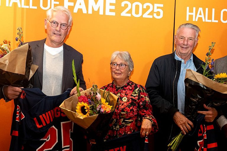 V.l.n.r: Theo van Gerwen (nam voor David Livingston de honneurs waar), Conny van Nes-Suurbeek en Gerry Göbel