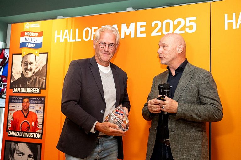 Theo van Gerwen (nam voor David Livingston de honneurs waar) en rechts Geoffrey del Monte Lyon (verkiezingscommissielid HHoF)