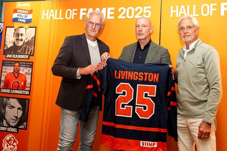 V.l.n.r: Theo van Gerwen (nam voor David Livingston de honneurs waar), Geoffrey del Monte Lyon en Jan Janssen (beiden verkiezingscommissielid HHoF