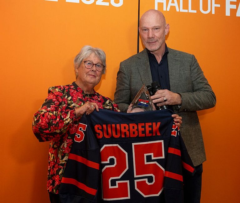 Conny van Nes-Suurbeek en Geoffrey del Monte Lyon (verkiezingscommissielid HHoF)