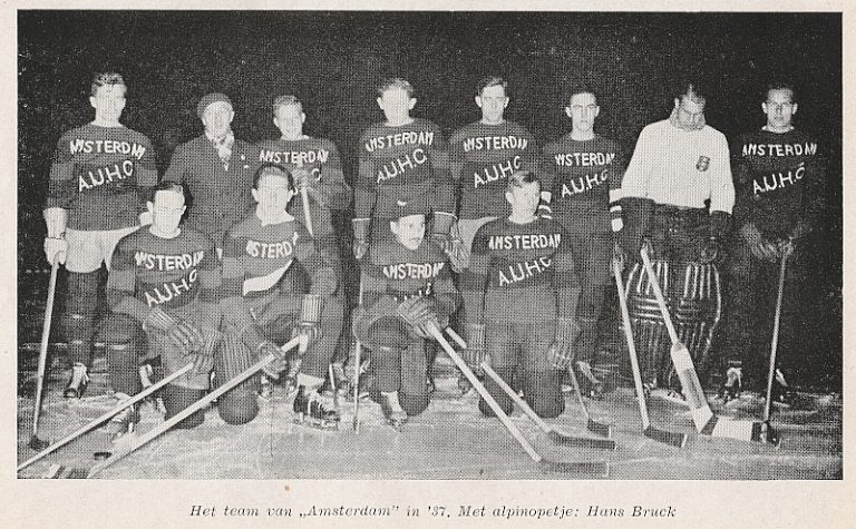 AIJHC Amsterdam in 1937 - Knielend met pet: Jan Suurbeek