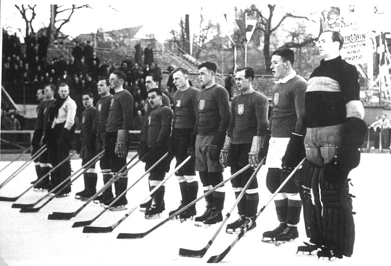 Oranje op het WK van 1939 in Bazel; zesde van rechts: Jan Suurbeek