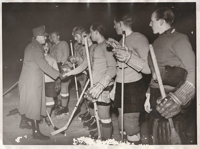 6 maart 1940 - Aanvoerder Jan Suurbeek stelt de nationale ploeg voor aan Prins Bernard