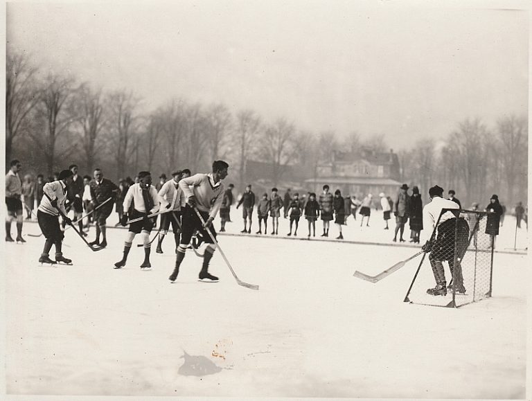 1929 - Frankfurter Tennis Club 1914;  links met pet Jan Suurbeek