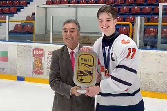 Captain Jaidy van Mourik neemt goud in ontvangst