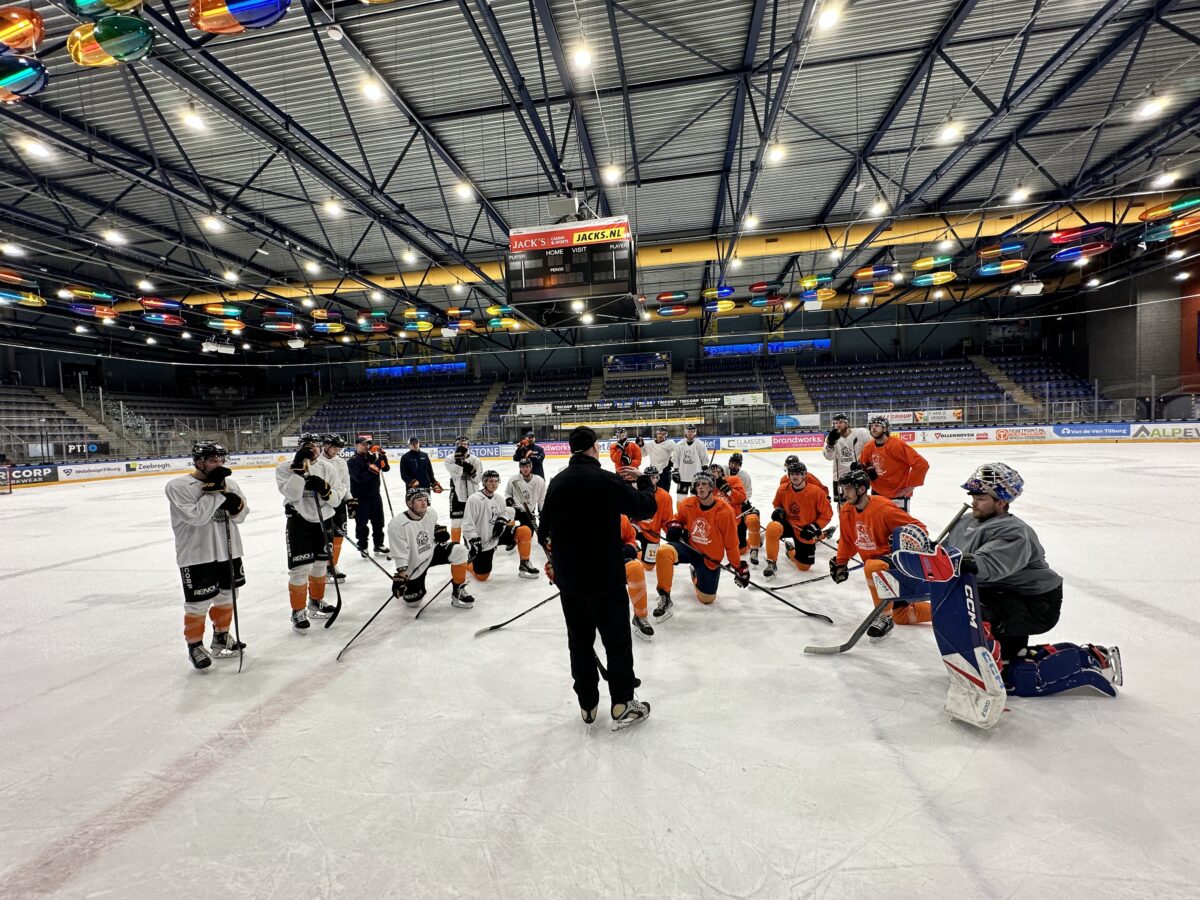 Doug Mason legt tijdens de laatste training voor vertrek naar Estland een nieuwe oefening uit.