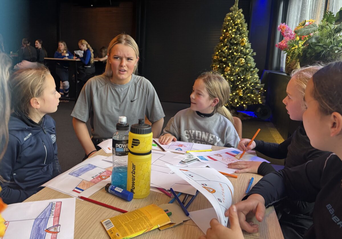 Eden Bos Ass, Captain U18 Vrouwen krijgt moeilijke vragen van de jonge meiden