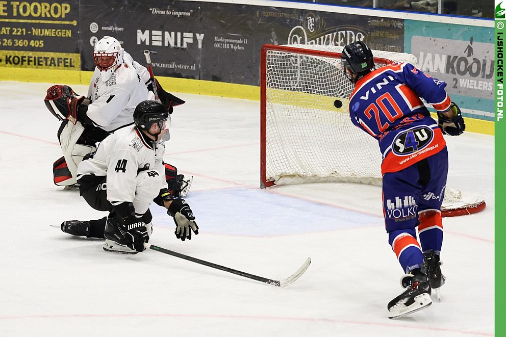 Mitch Bruijsten scoort in de eerste wedstrijd tegen Amsterdam in de play-offs van 2025.