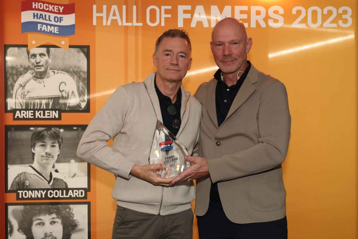 Tonny Collard, met rechts lid van de Verkiezingscommissie Geoffrey del Monte Lyon