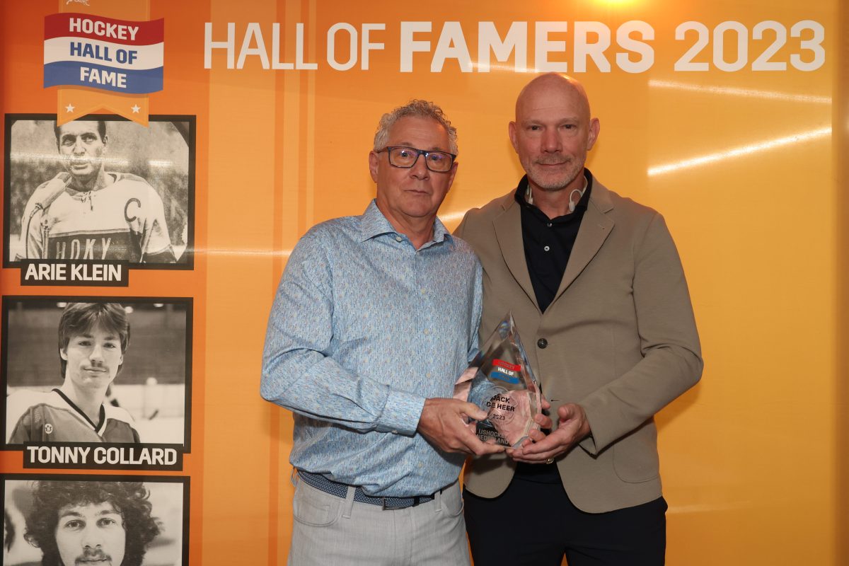 Jack de Heer, met rechts lid van de Verkiezingscommissie Geoffrey del Monte Lyon