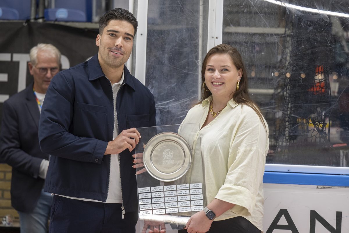 Jeroen Klijberg ontvangt de Wim Kuit trofee uit handen van Marsha de Wilde