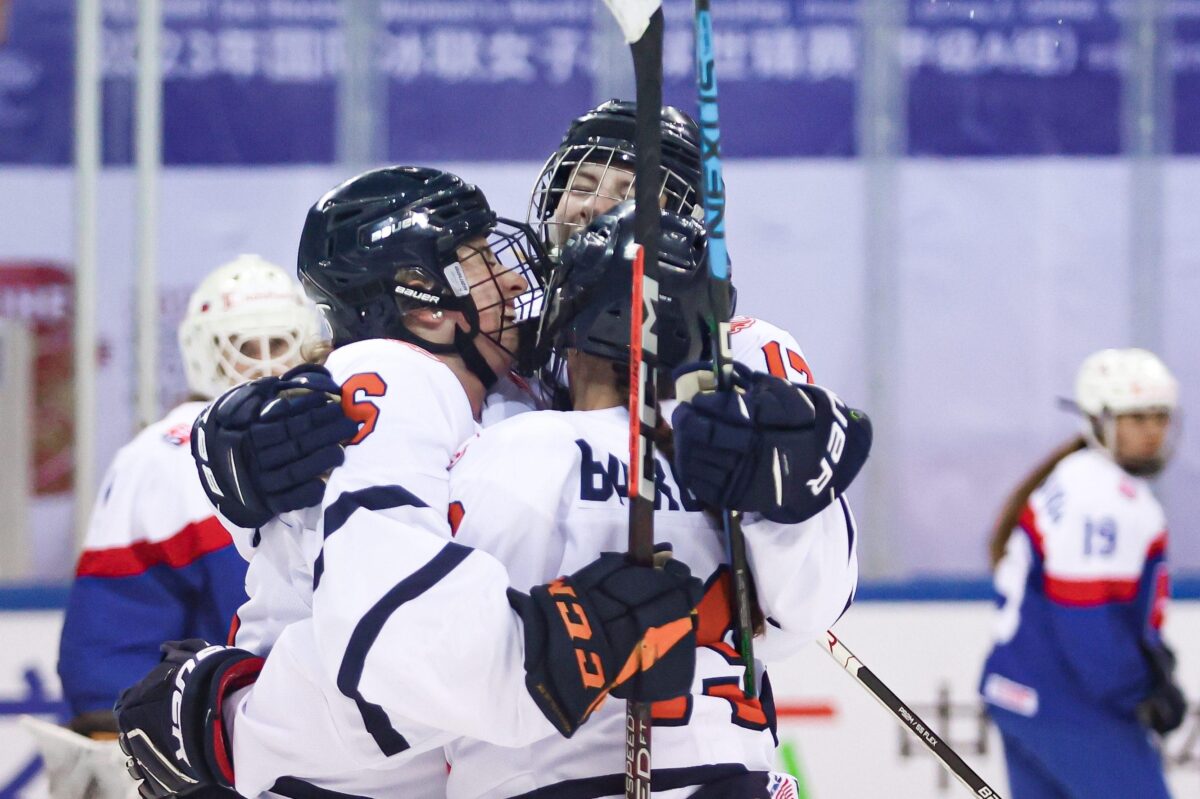 Vrouwen vieren doelpunt tijdens WK in China
