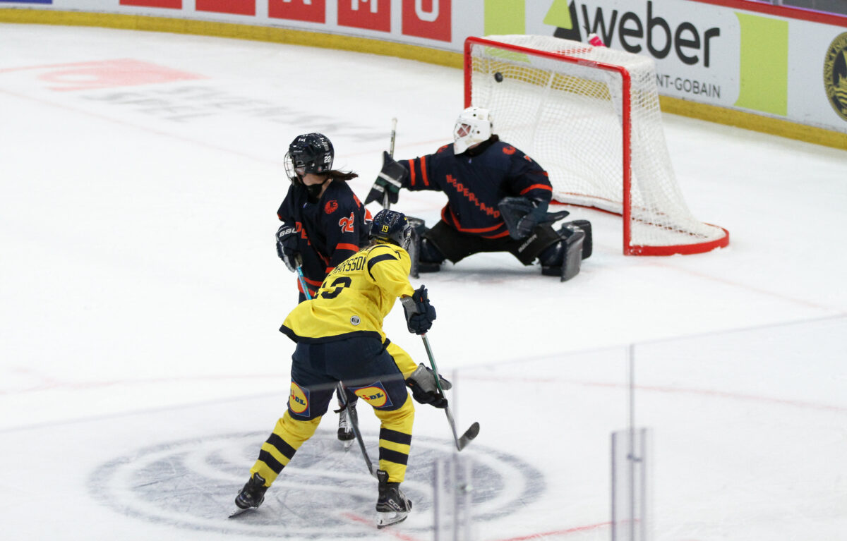 Team NL vrouwenijshockey vs Zweden tijdens Women's Ice Hockey Final Olympic Qualification Gävle Zweden 7 februari 2025