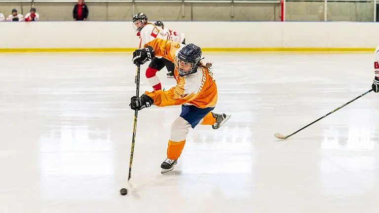 Maylin Hooijmans aan de puck namens Nederland U18 in het oefenduel versus KEC Keulen