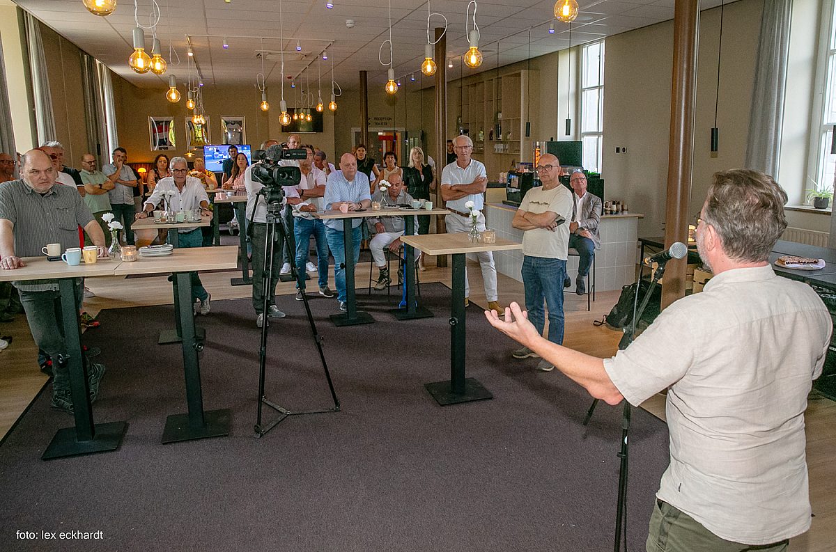 Joop Petit spreekt de aanwezigen toe