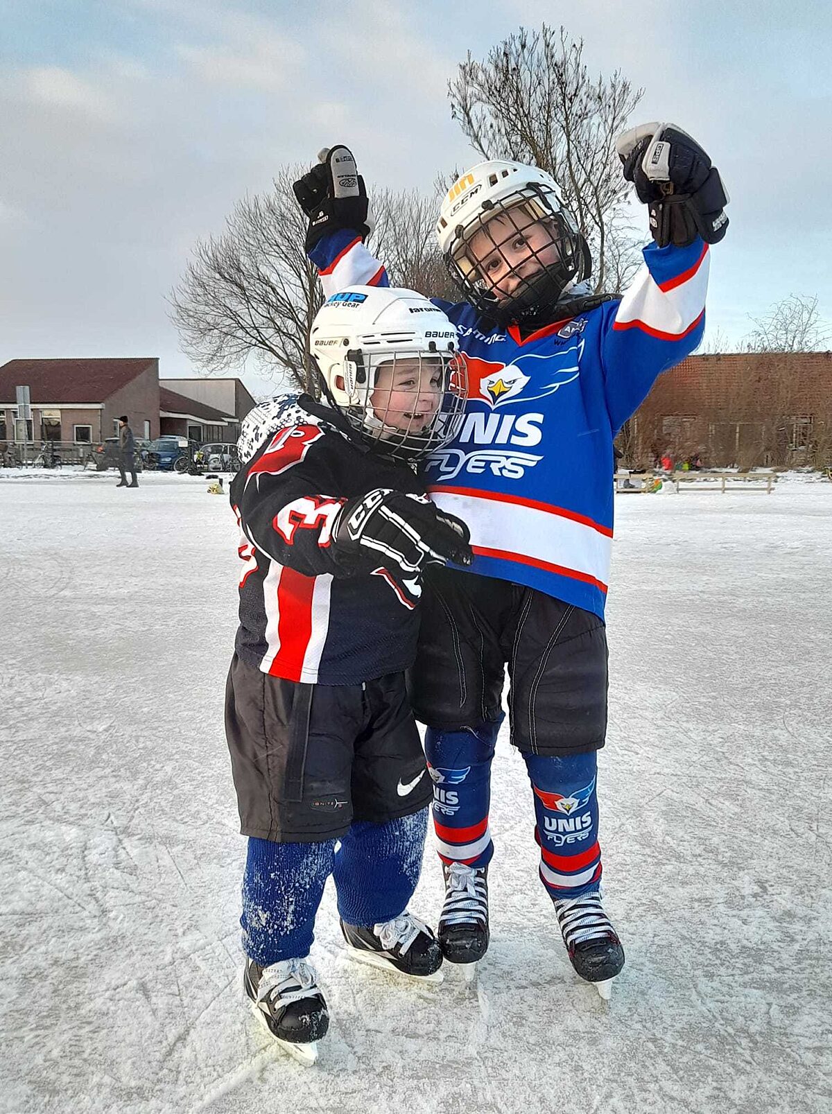 Twee Friese kinderen vieren hun succes op natuurijs in 2021
