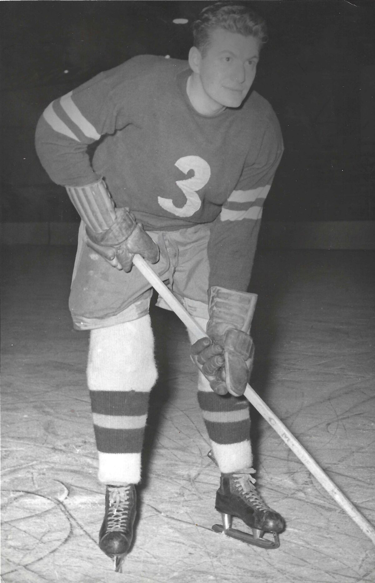 Arie Klein poseert voor de camera.